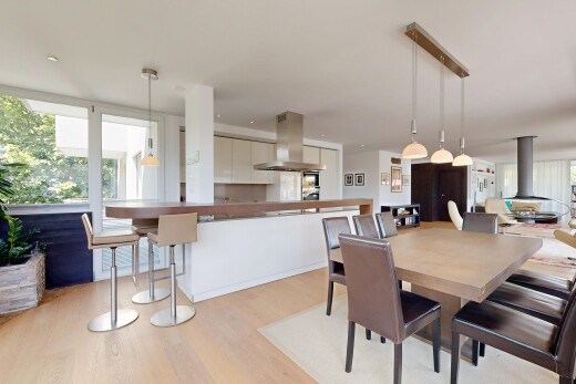 küche mit natürliches licht, natural light, holzfußboden, wood finish floor, und light floor