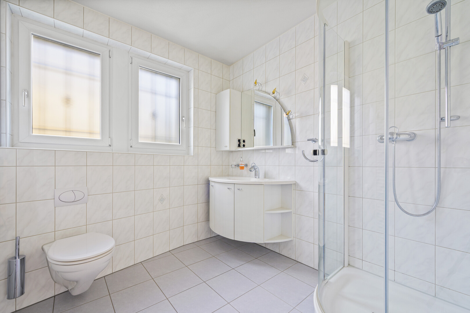 salle de bains avec tile wall, mur en carrelage, natural light, lumière naturelle, et tile floor