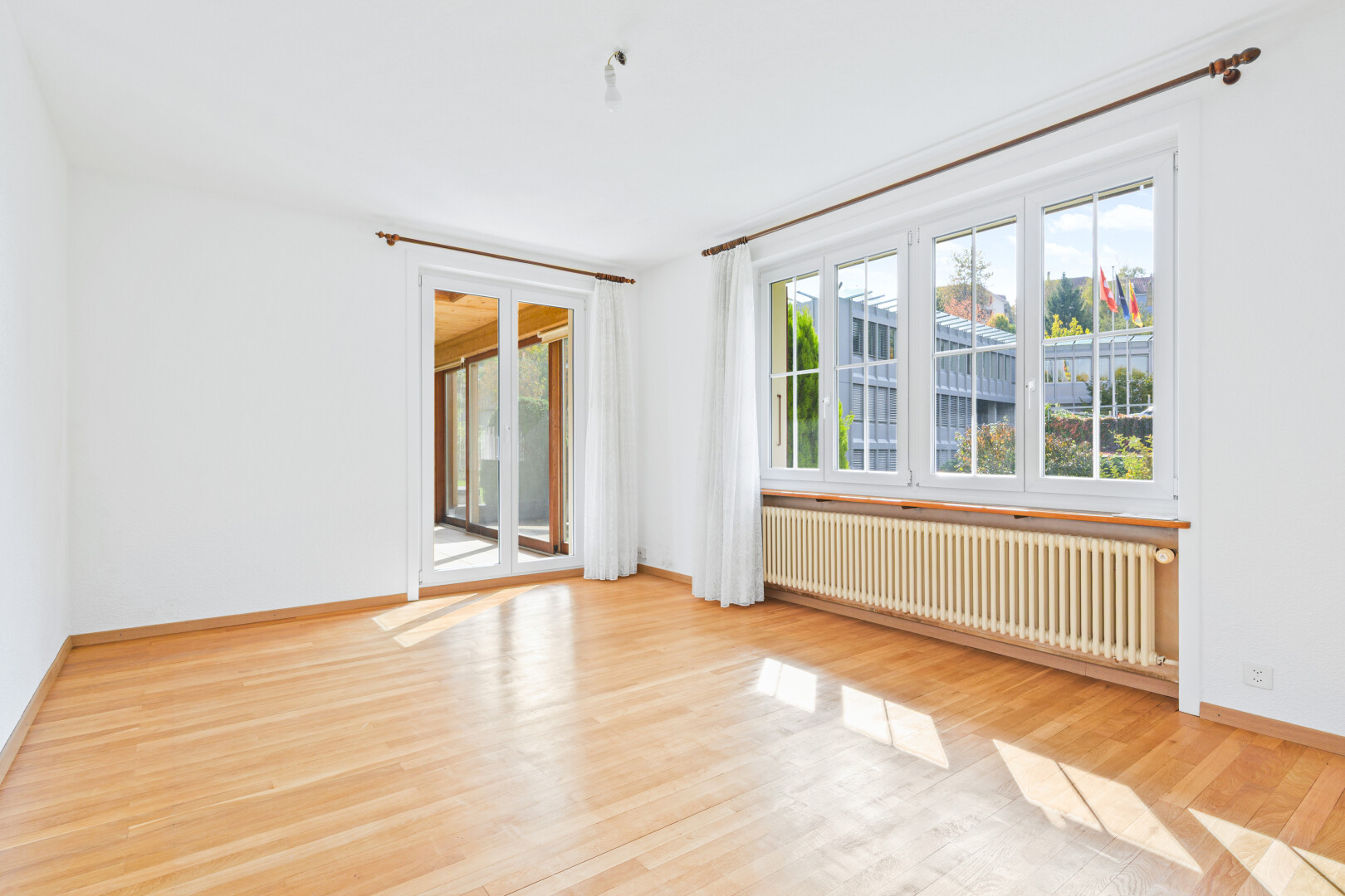 pièce vide avec natural light, lumière naturelle, radiateur, baseboards wall, et plinthes murales