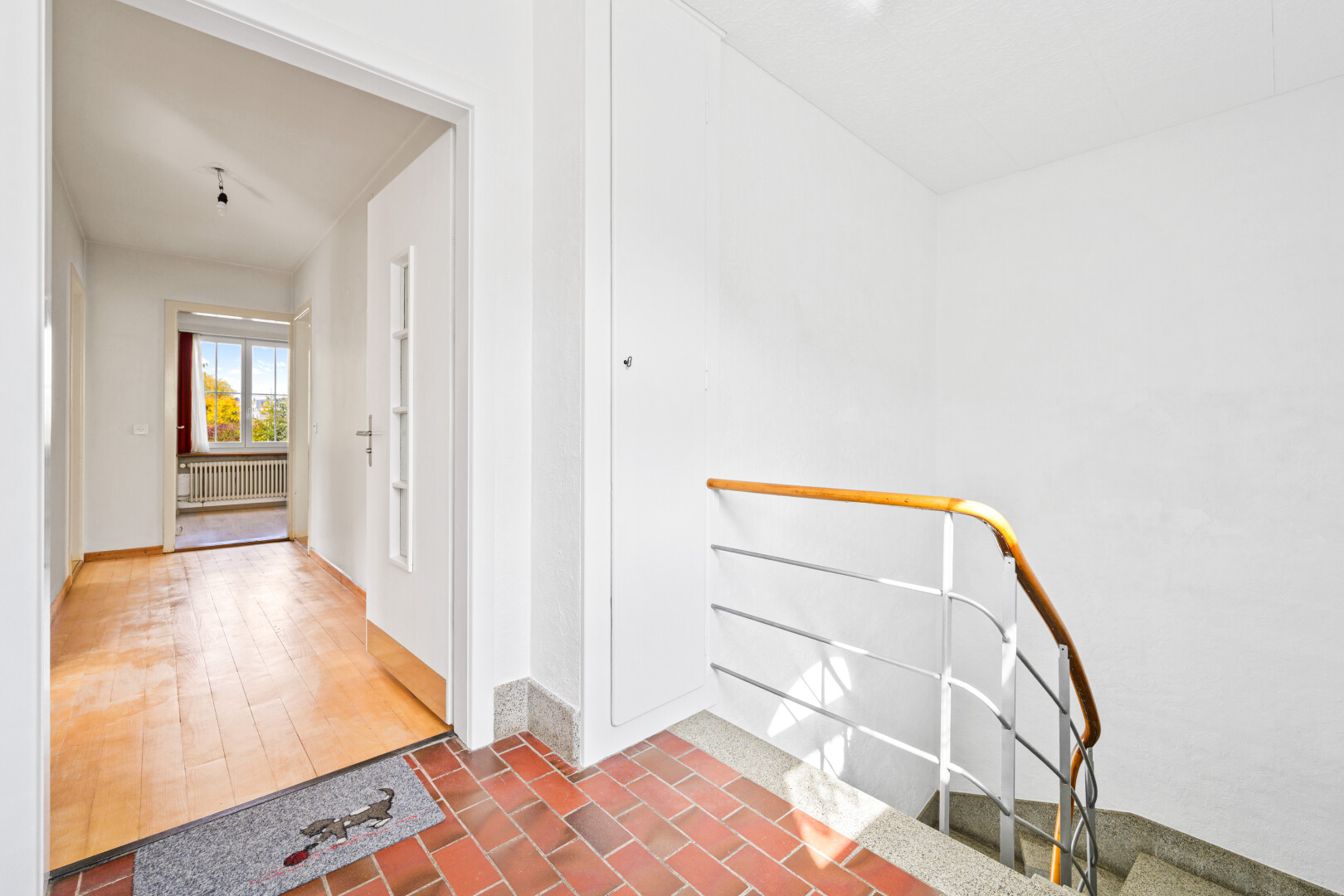 couloir avec sol en finition brique, brick finish floor, inside property, lumière naturelle, et natural light