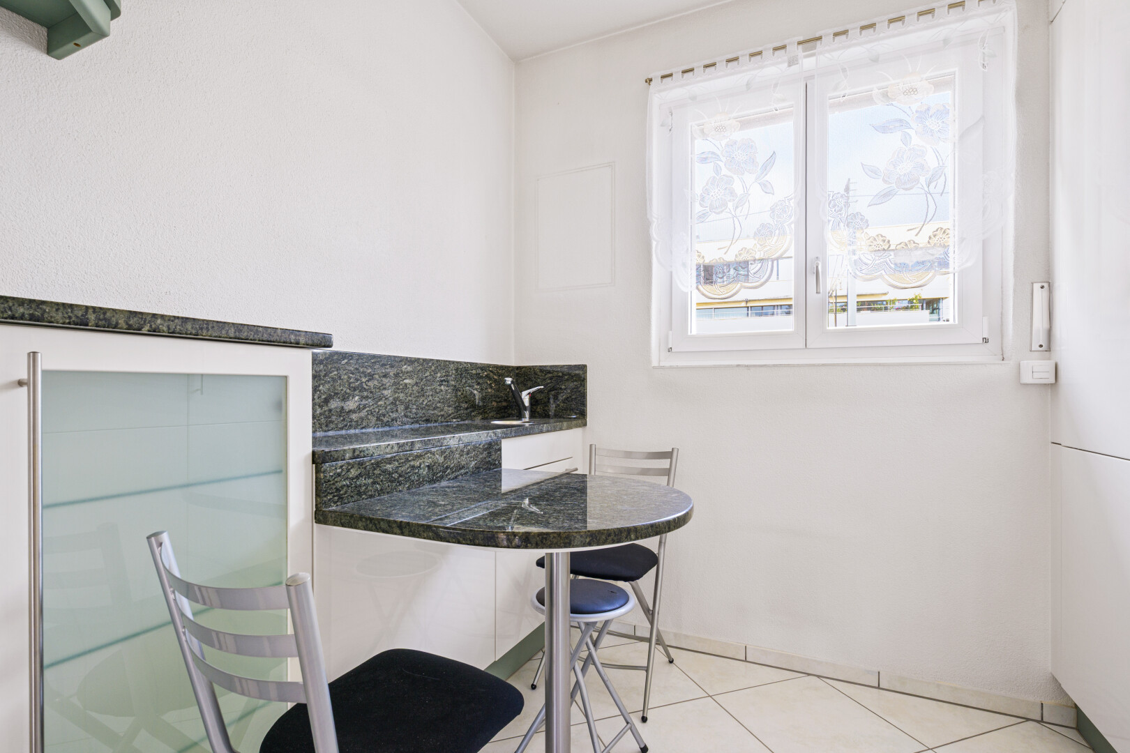 salle à manger avec natural light, lumière naturelle, tile floor, sol en carrelage, et drywall