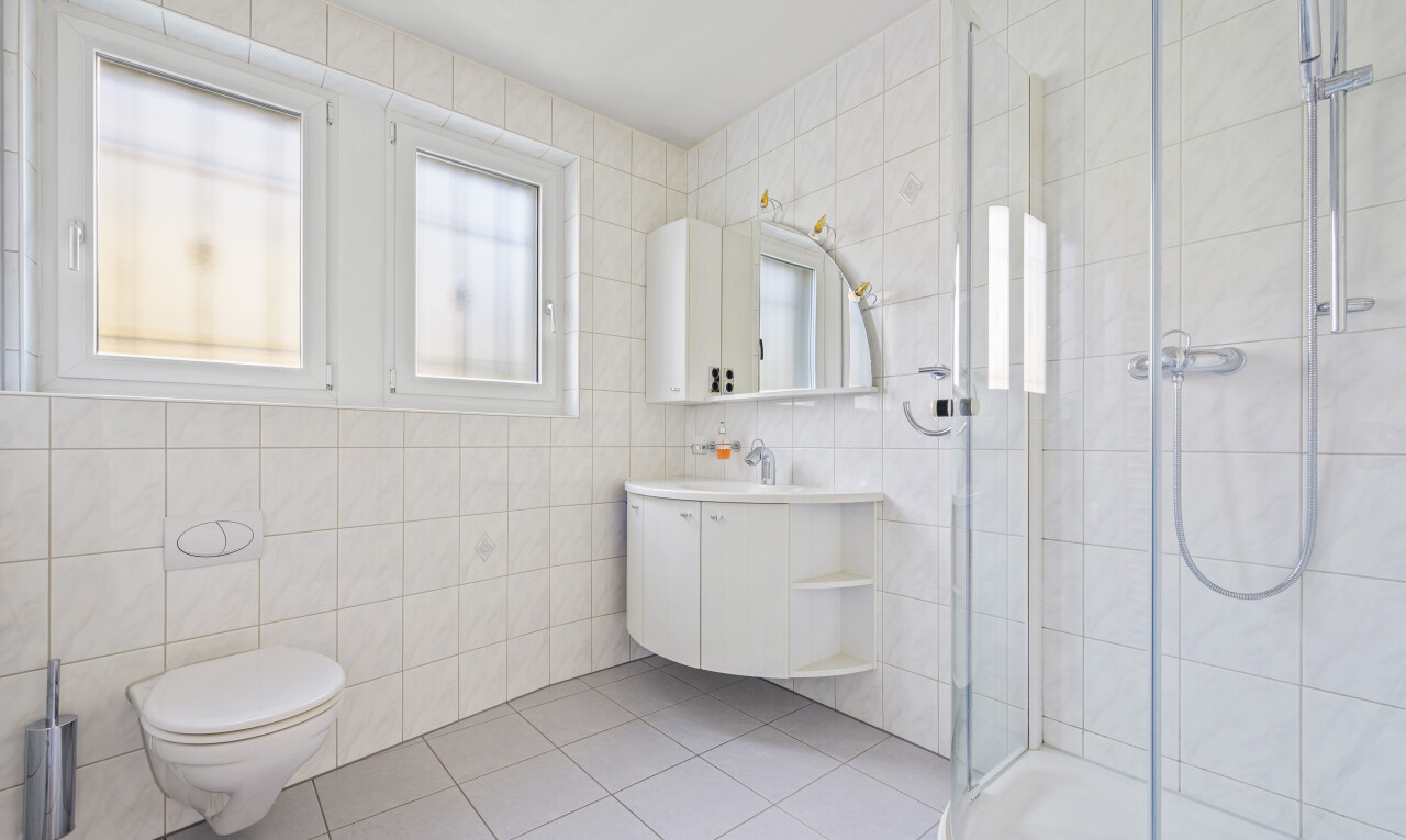 bad mit tile wall, fliesenwand, natural light, natürliches licht, und tile floor