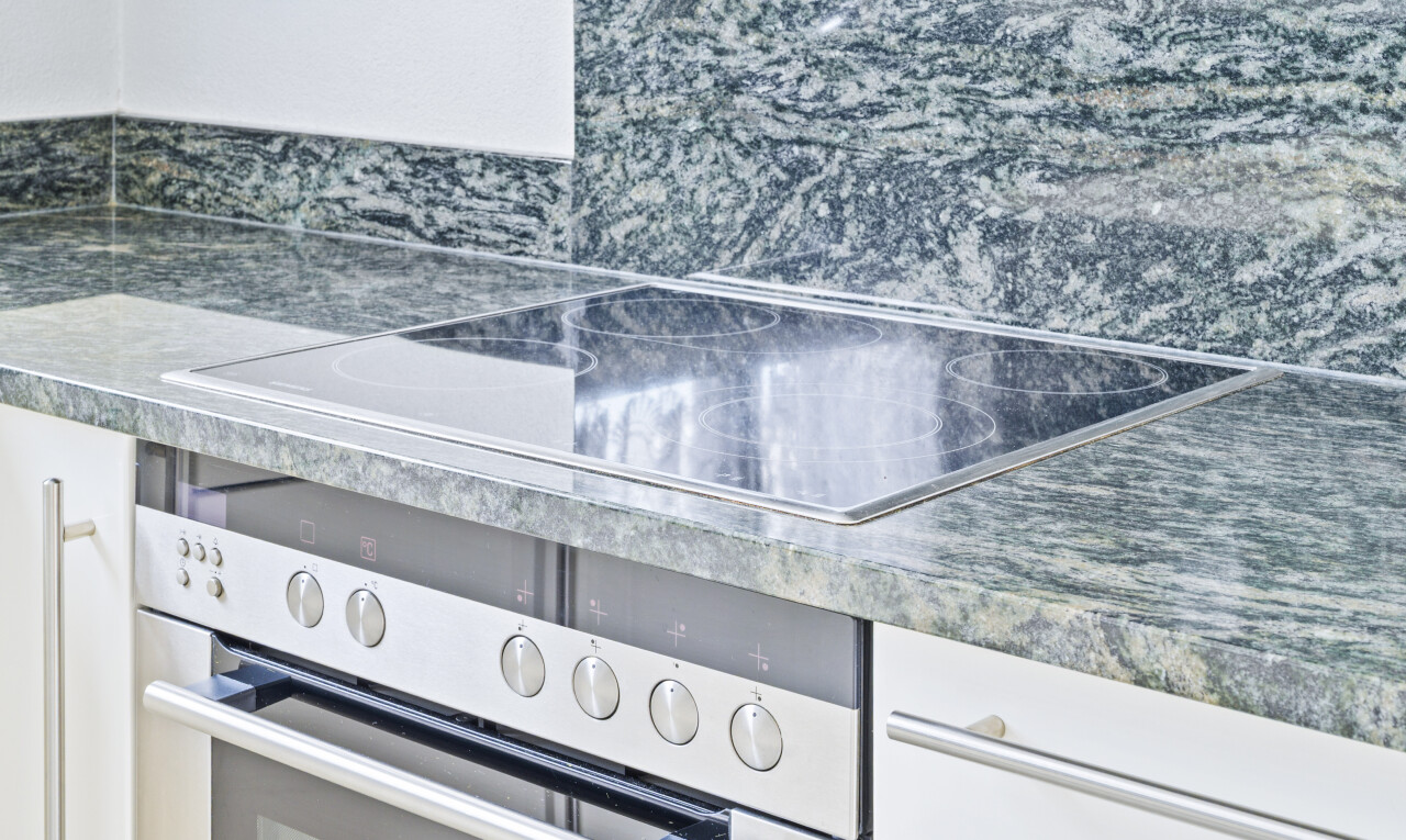 einzelheiten mit ofen, herd, kitchen, interior, und weiße schränke