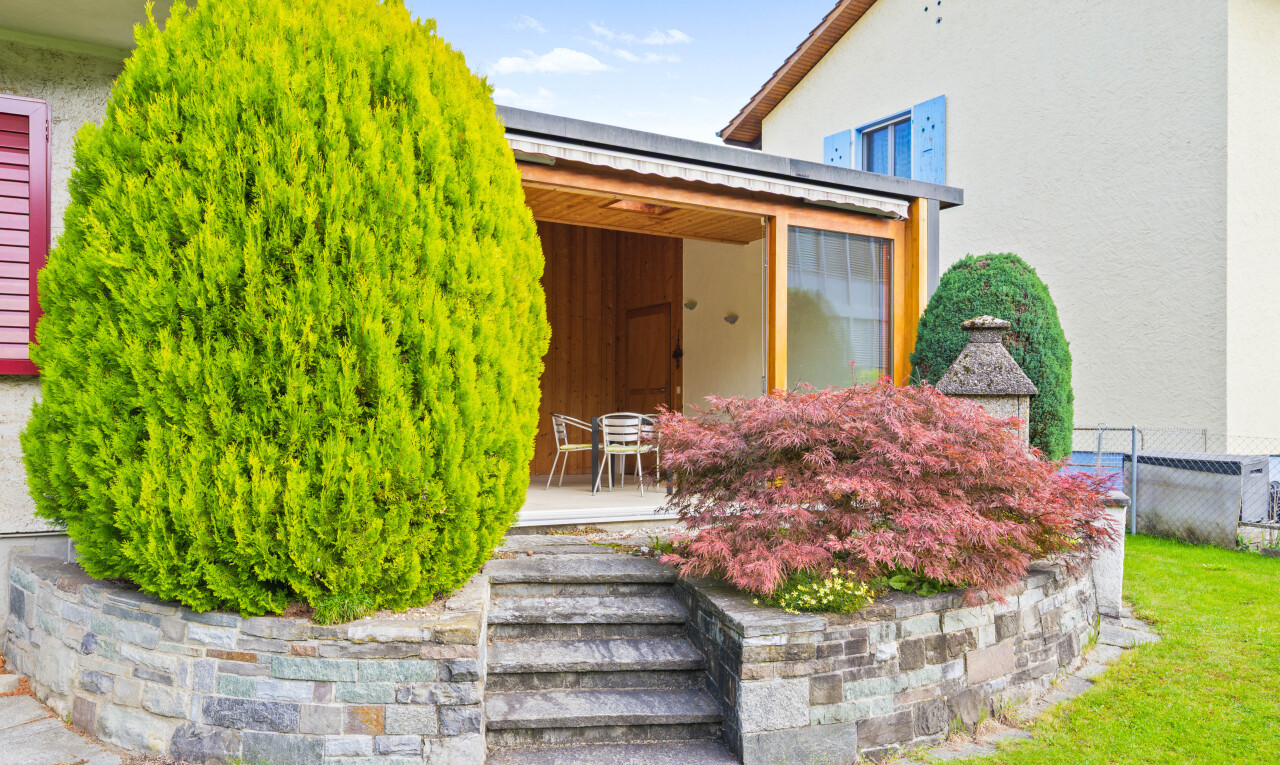 außenansicht mit stuckverkleidung, property visible, terrasse, day time, und zaun