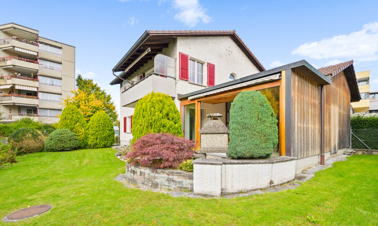 außenansicht mit rasen, holzverkleidung, day time, property visible, und vertikale verkleidung