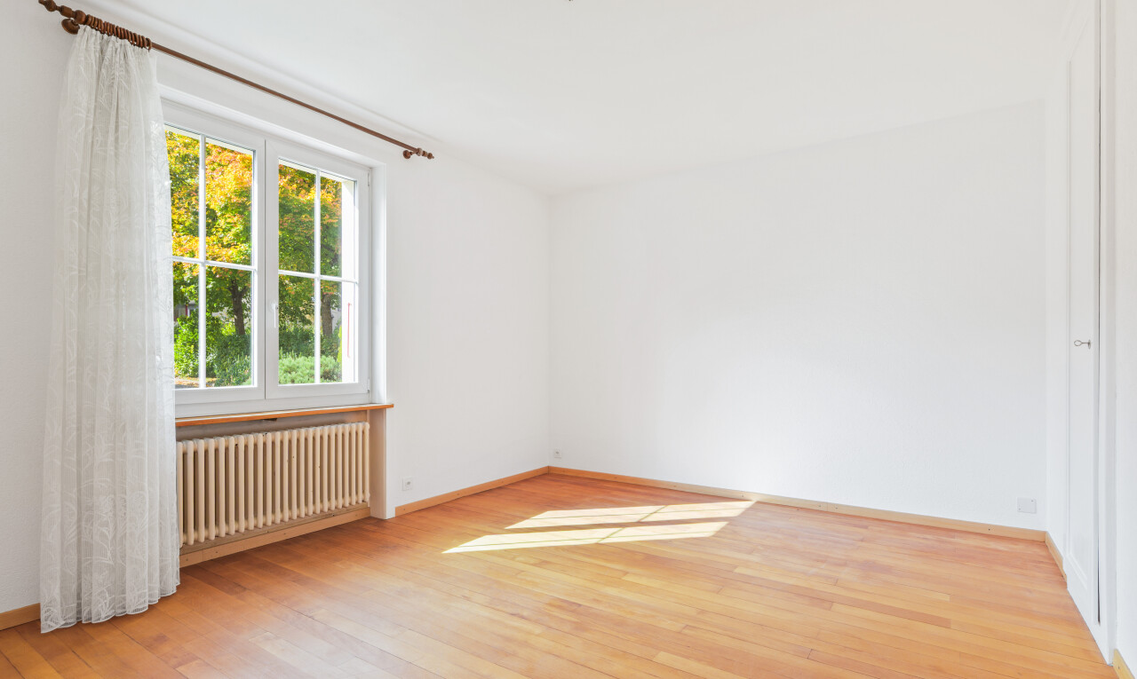 leerer raum mit natural light, natürliches licht, kühler, wood finish floor, und holzfußboden