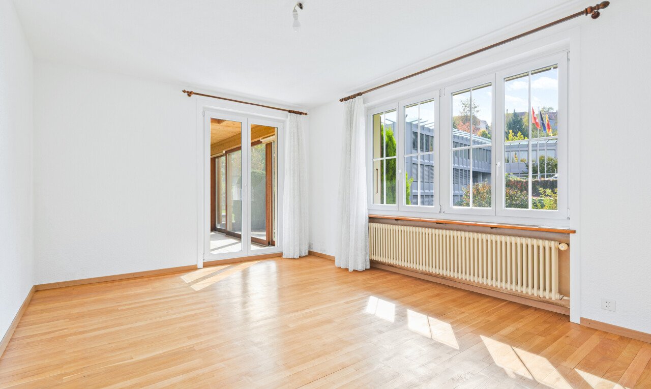 leerer raum mit natural light, natürliches licht, kühler, baseboards wall, und sockelleisten