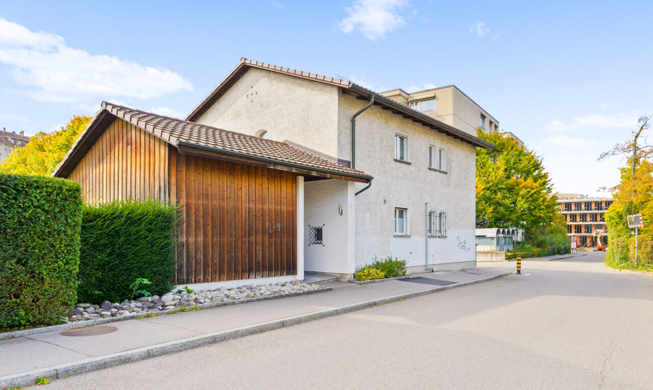 außenansicht mit day time, property visible, und stuckverkleidung