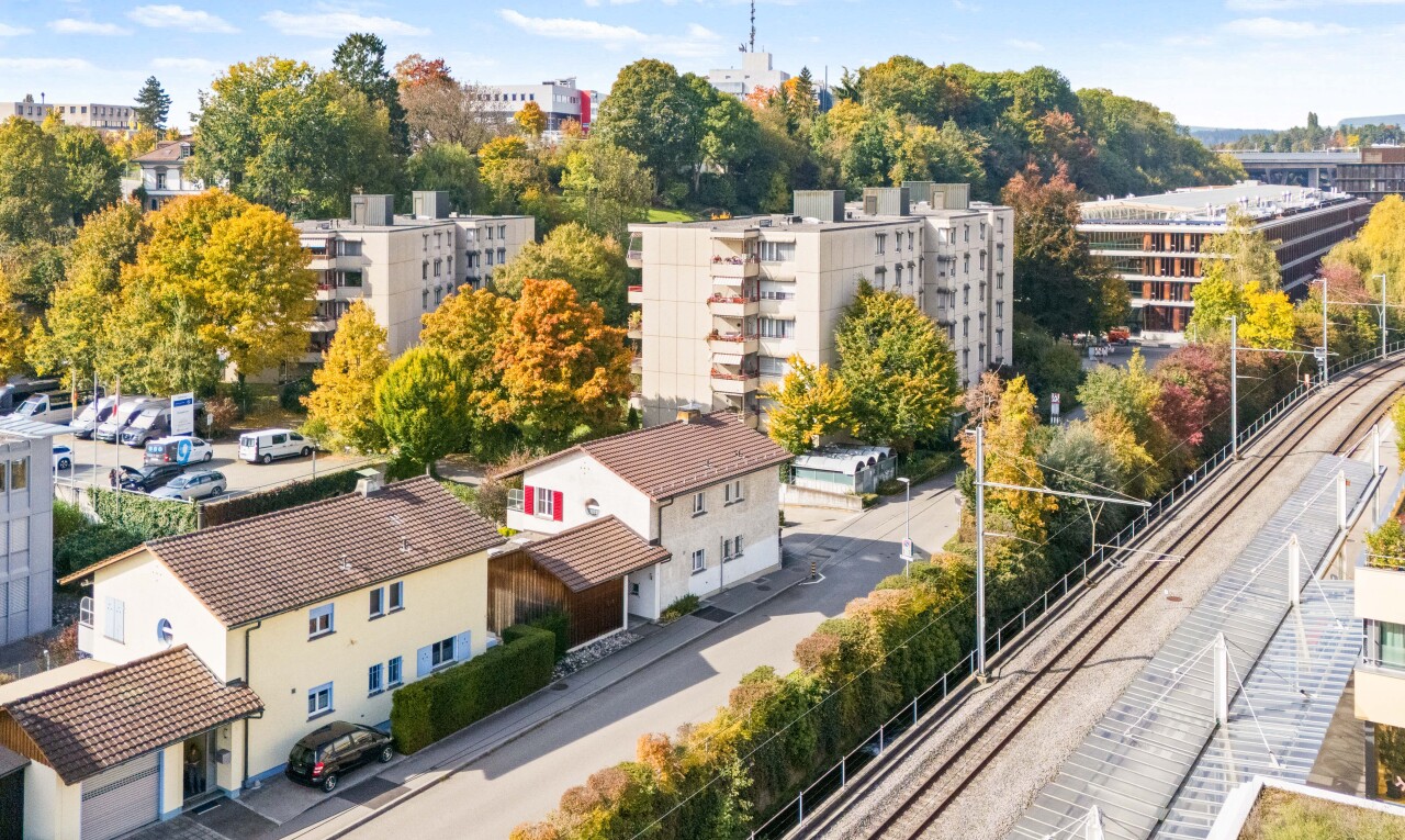 außenansicht mit day time, railroad view, und blick auf die bahngleise