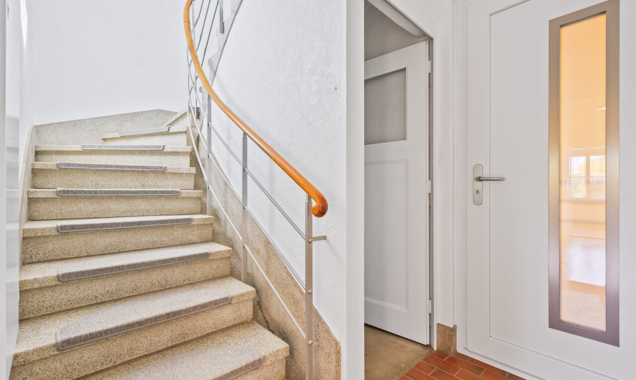 treppe mit inside property, treppen, drywall, gipskartonwand, und brick finish floor