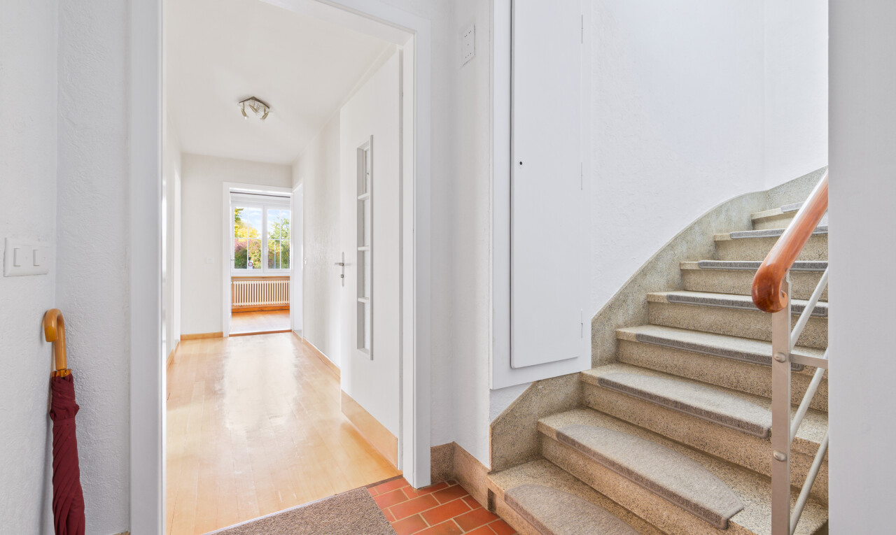 treppe mit natürliches licht, natural light, inside property, gipskartonwand, und drywall