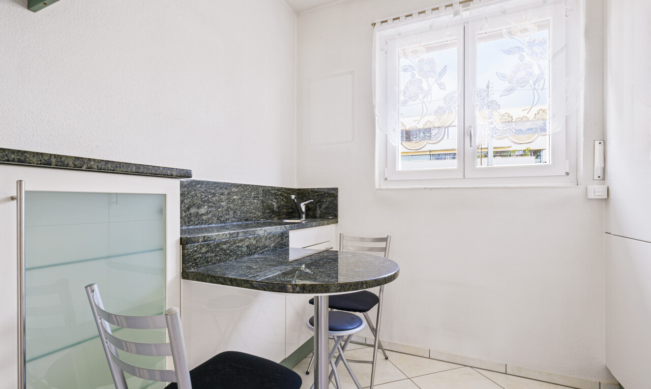 esszimmer mit natural light, natürliches licht, tile floor, fliesenboden, und drywall