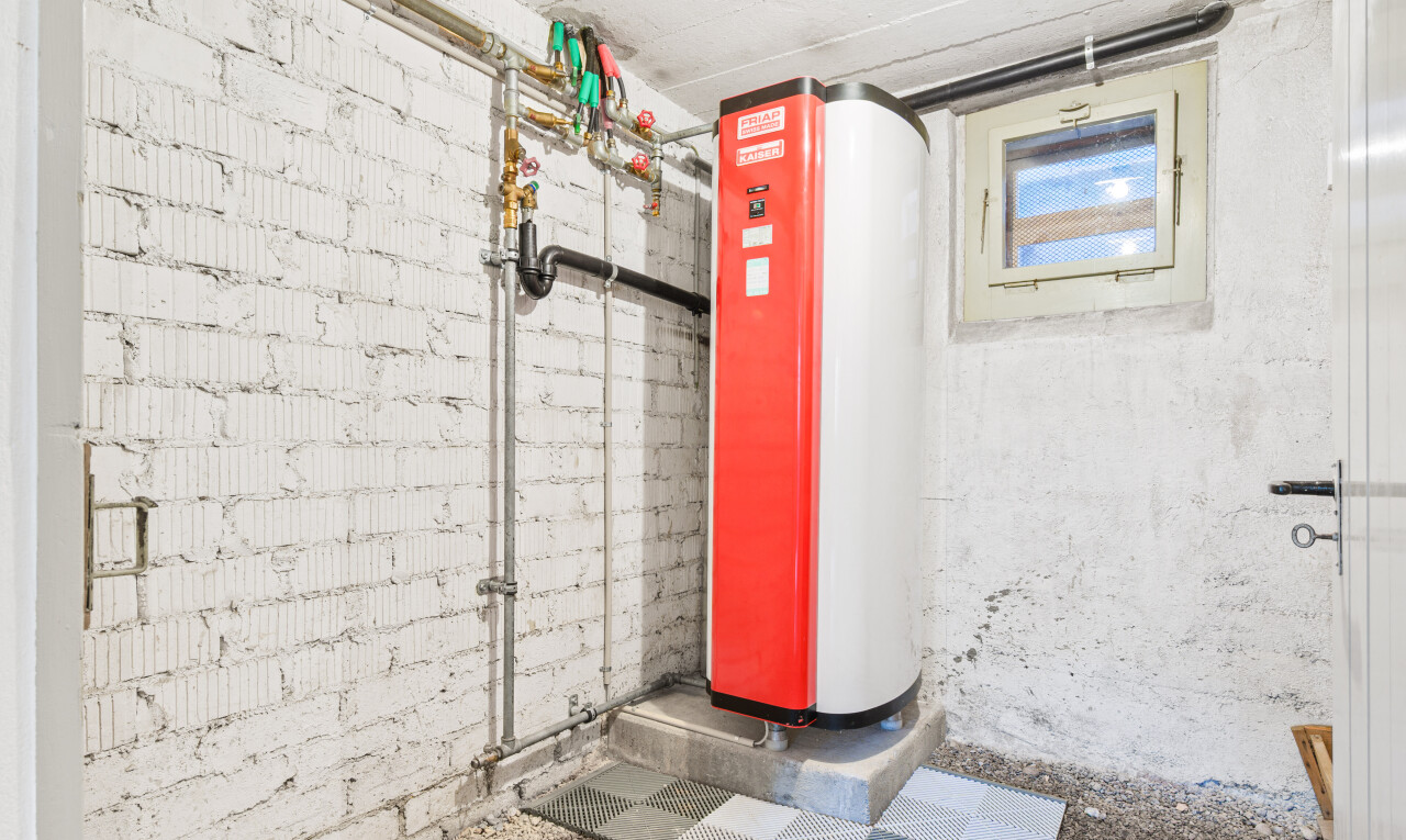 innenraum mit wasserkocher, ceiling, inside property, attic / basement / garage, und wall / siding