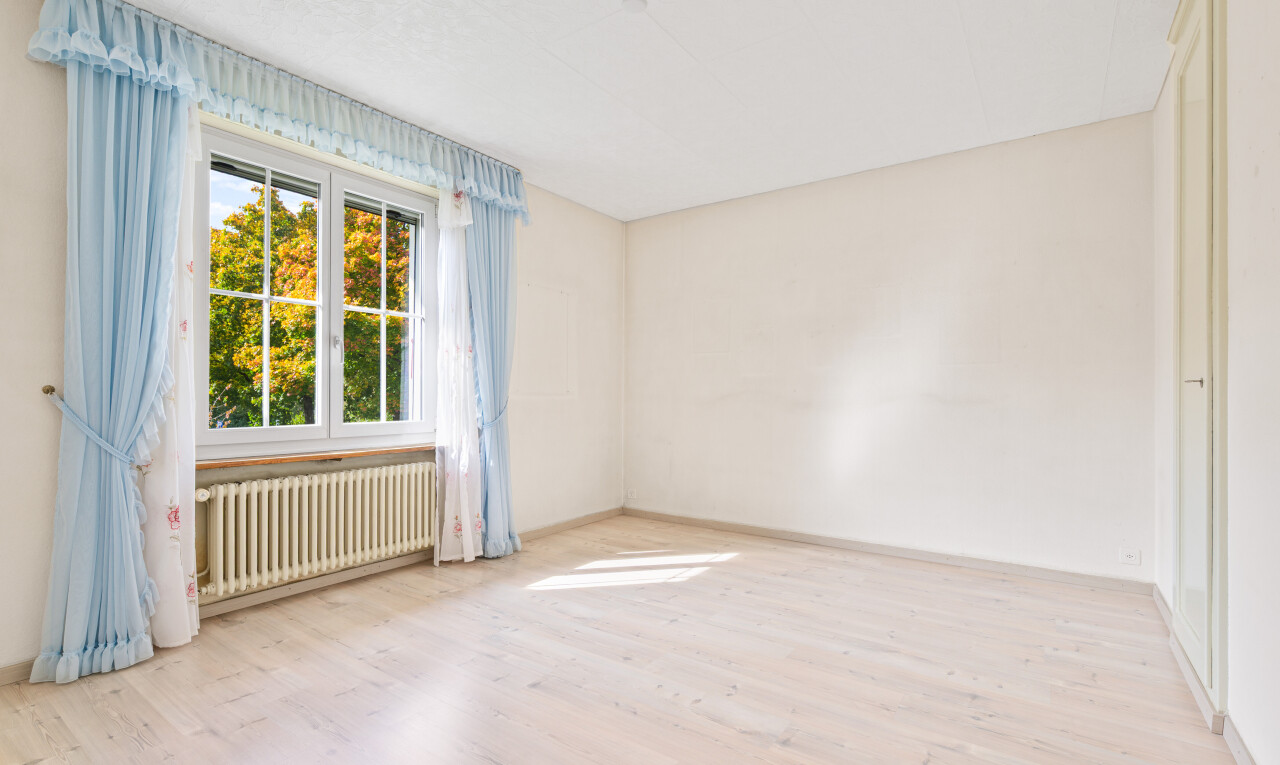 leerer raum mit wood finish floor, holzfußboden, natural light, natürliches licht, und kühler