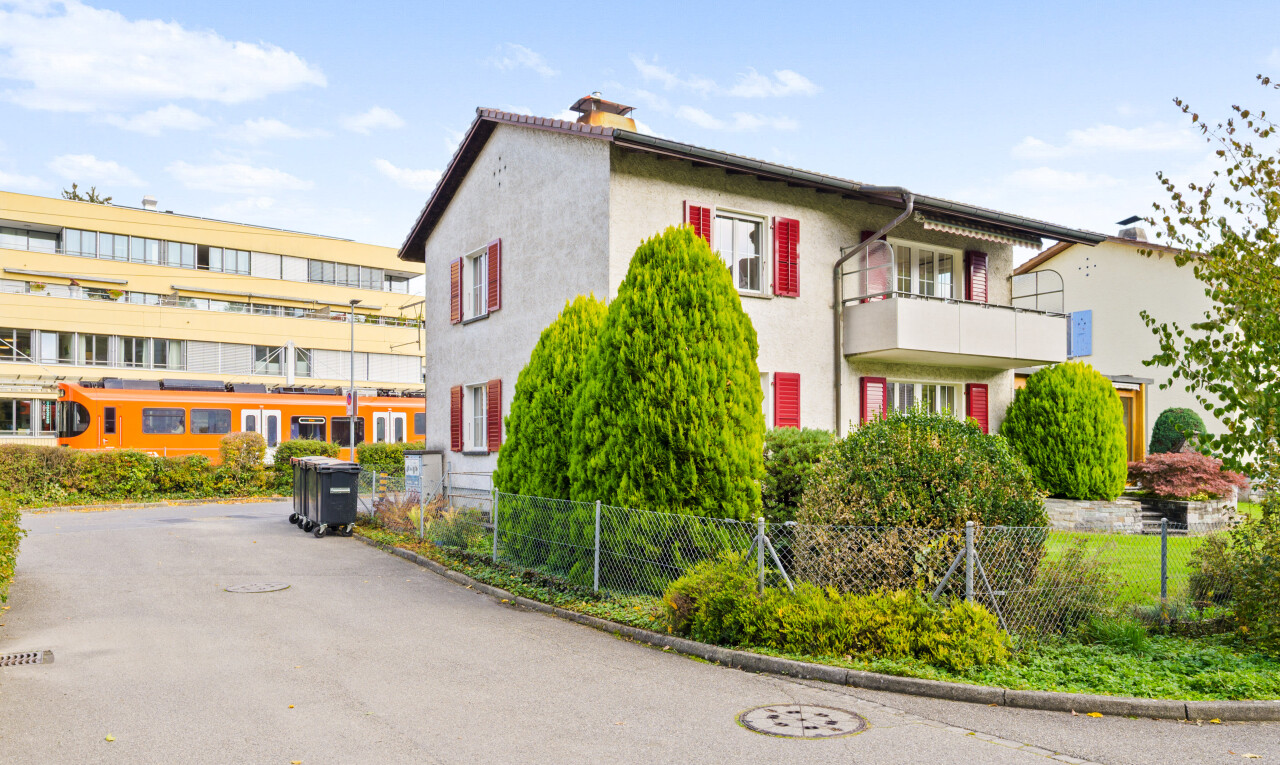 außenansicht mit zaun, day time, stuckverkleidung, balkon, und schornstein