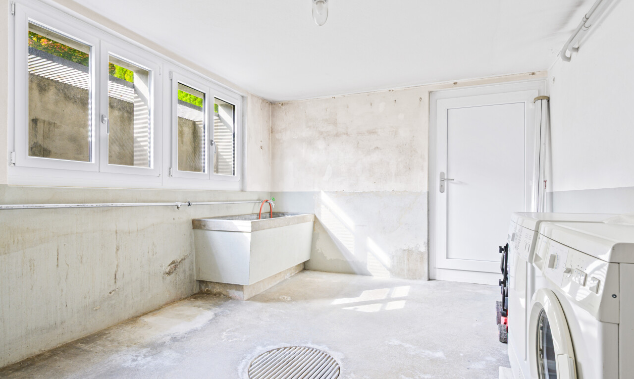 bad mit concrete floor, betonboden, unfinished concrete floor, inside property, und natural light
