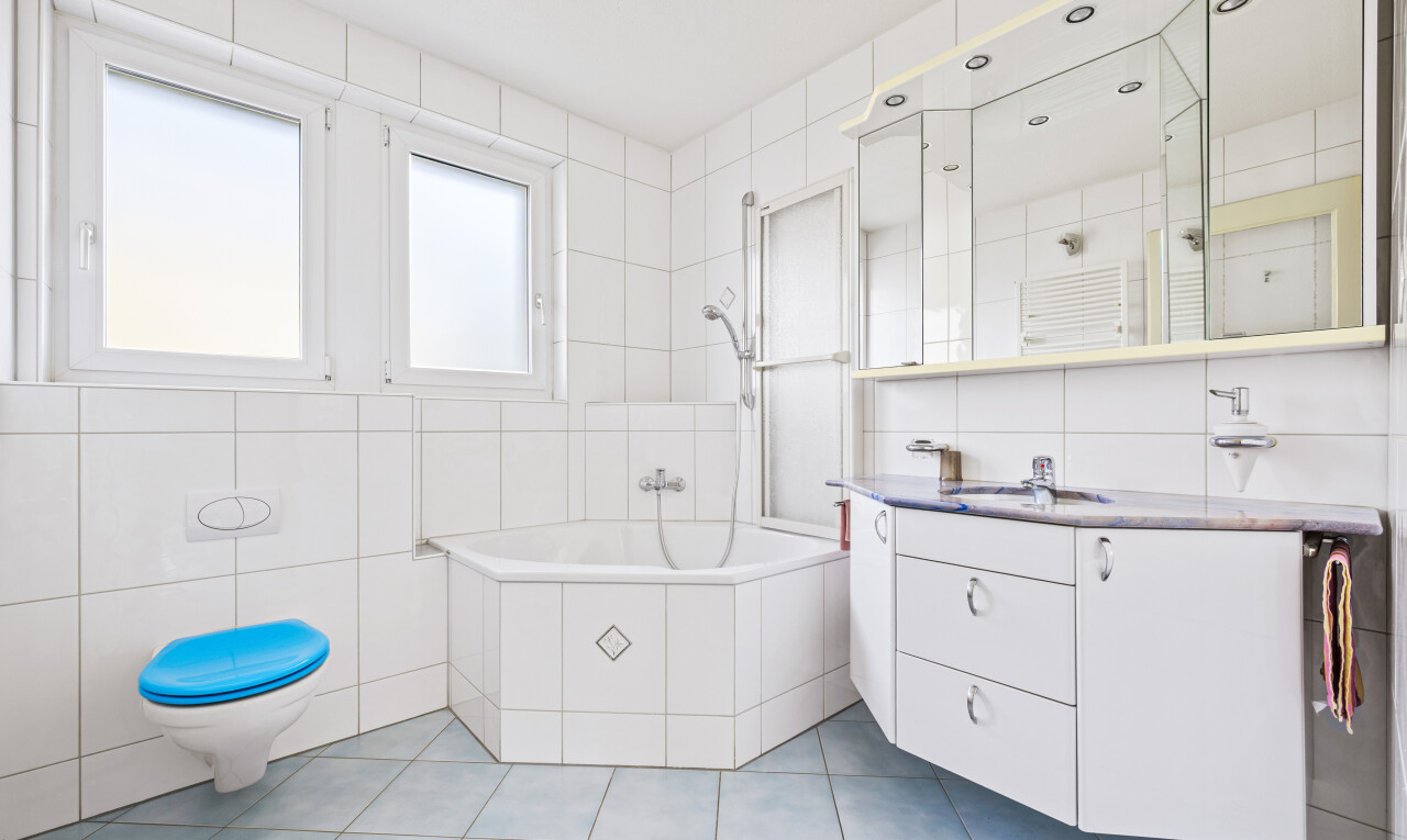 bad mit tile wall, fliesenwand, komplettes badezimmer, tile floor, und fliesenboden