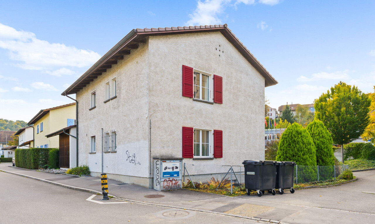 außenansicht mit property visible, day time, betonfundament, und stuckverkleidung