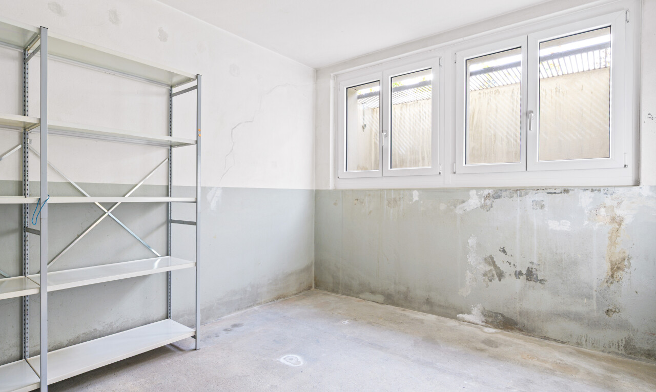 leerer raum mit inside property, natural light, natürliches licht, concrete floor, und betonboden