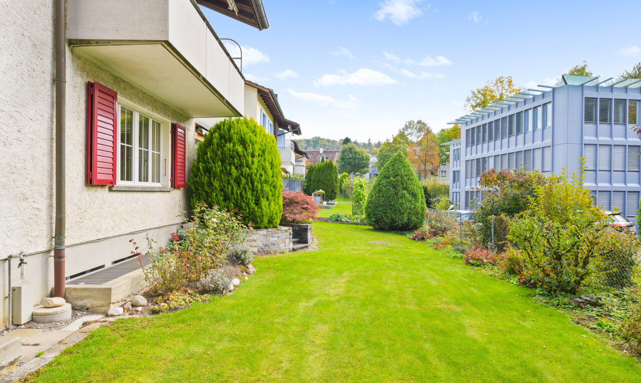 garten mit rasen und day time