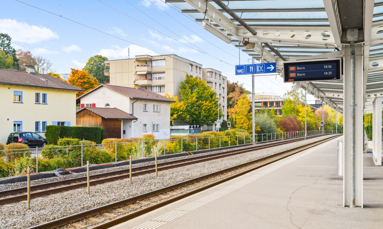 außenansicht mit railroad view, blick auf die bahngleise, power lines view, zaun, und day time