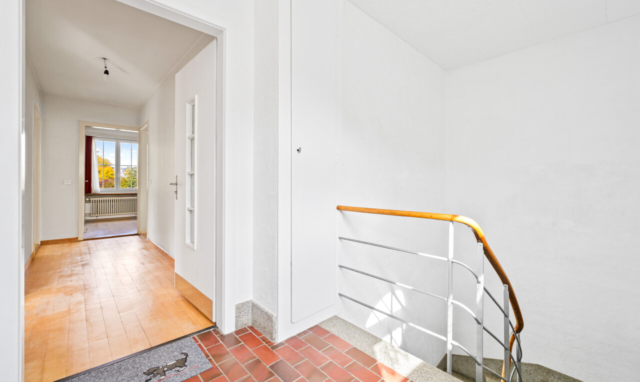 halle / korridor mit ziegelfußboden, brick finish floor, inside property, natürliches licht, und natural light