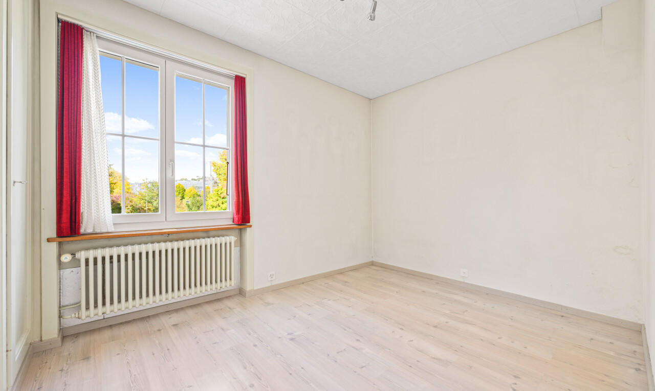 leerer raum mit day time, kühler, natural light, natürliches licht, und wood finish floor