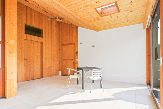 terrasse avec terrasse, coin repas extérieur, et inside property