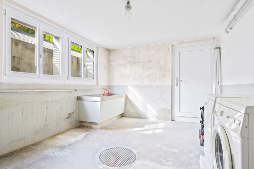 salle de bains avec concrete floor, sol en béton, unfinished concrete floor, inside property, et natural light