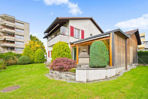 façade avec pelouse, bardage en bois, day time, property visible, et bardage vertical