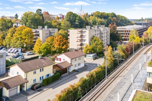 extérieur du bâtiment avec day time, railroad view, et vue sur les voies ferrées
