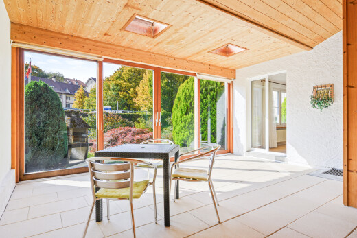 terrasse avec coin repas extérieur, terrasse, day time, et inside property