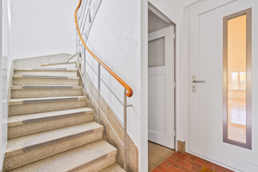 escaliers avec inside property, escaliers, drywall, cloison sèche, et brick finish floor