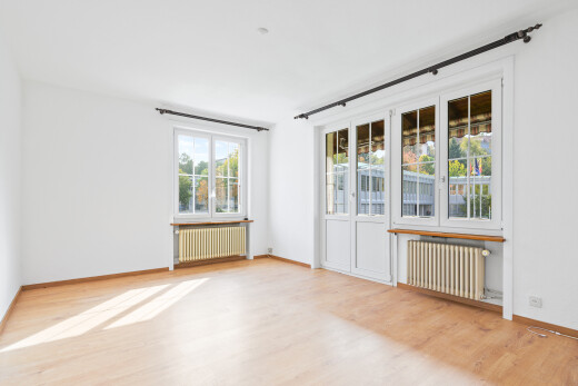 pièce vide avec natural light, lumière naturelle, radiateur, drywall, et cloison sèche