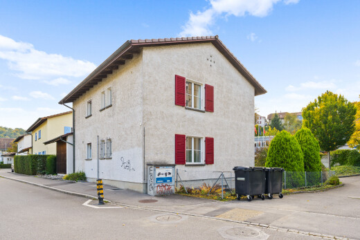 façade avec property visible, day time, fondation en béton, et bardage en stuc