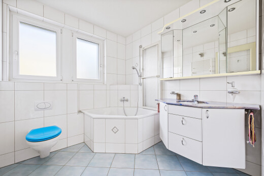 salle de bains avec tile wall, mur en carrelage, salle de bain complète, tile floor, et sol en carrelage