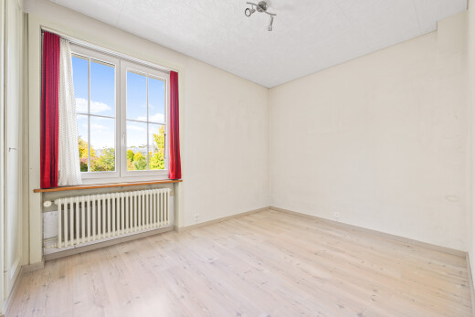 pièce vide avec day time, radiateur, natural light, lumière naturelle, et wood finish floor