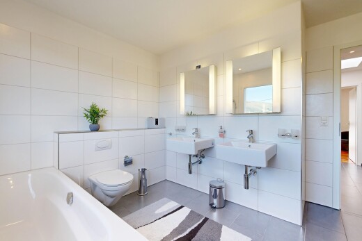 bad mit fliesenwand, tile wall, spiegel, komplettes badezimmer, und bad