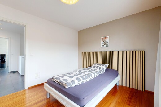 zimmer / schlafzimmer mit gipskartonwand, drywall, holzfußboden, wood finish floor, und inside property