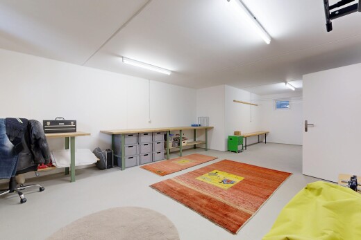 zimmer / schlafzimmer mit inside property, keller, gipskartonwand, drywall, und betonboden