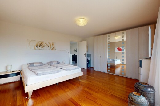 zimmer / schlafzimmer mit holzfußboden, wood finish floor, gipskartonwand, drywall, und inside property