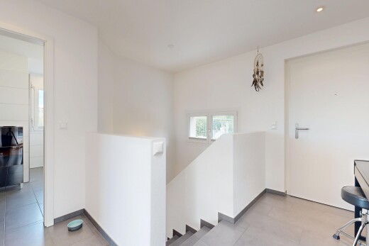treppe mit natürliches licht, natural light, gipskartonwand, drywall, und inside property