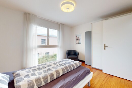 zimmer / schlafzimmer mit natürliches licht, natural light, inside property, holzfußboden, und wood finish floor