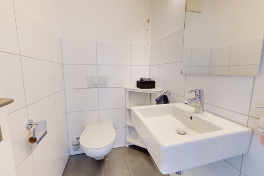 bad mit fliesenwand, tile wall, gäste-wc, inside property, und toilette