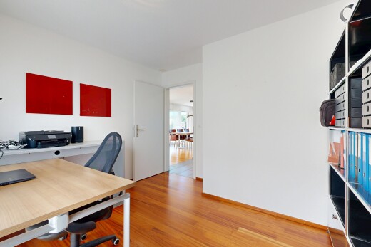 büro mit bürobereich, holzfußboden, wood finish floor, gipskartonwand, und drywall