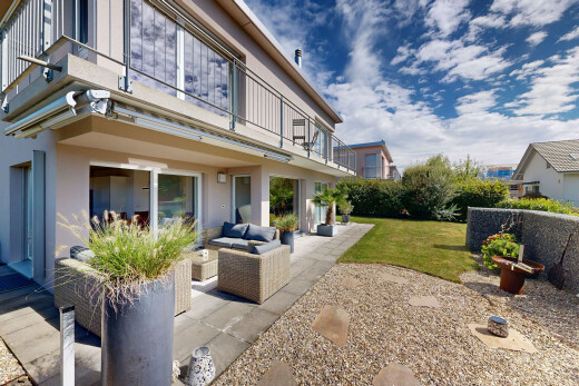 außenansicht mit wohnraum im freien, terrasse, stuckverkleidung, balkon, und day time