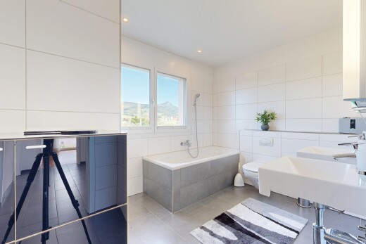 bad mit fliesenwand, tile wall, day time, komplettes badezimmer, und natürliches licht