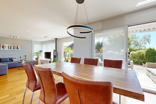 wohn- / esszimmer mit inside community, holzfußboden, wood finish floor, natürliches licht, und natural light