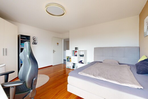 zimmer / schlafzimmer mit holzfußboden, wood finish floor, gipskartonwand, drywall, und inside property