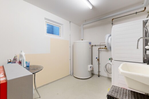 bad mit gipskartonwand, drywall, wasserkocher, inside property, und betonboden
